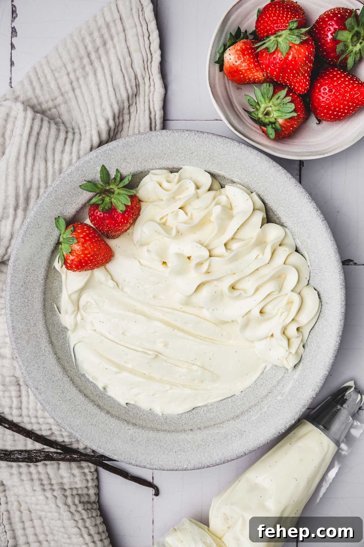 Crème diplomate dans une assiette sur une table