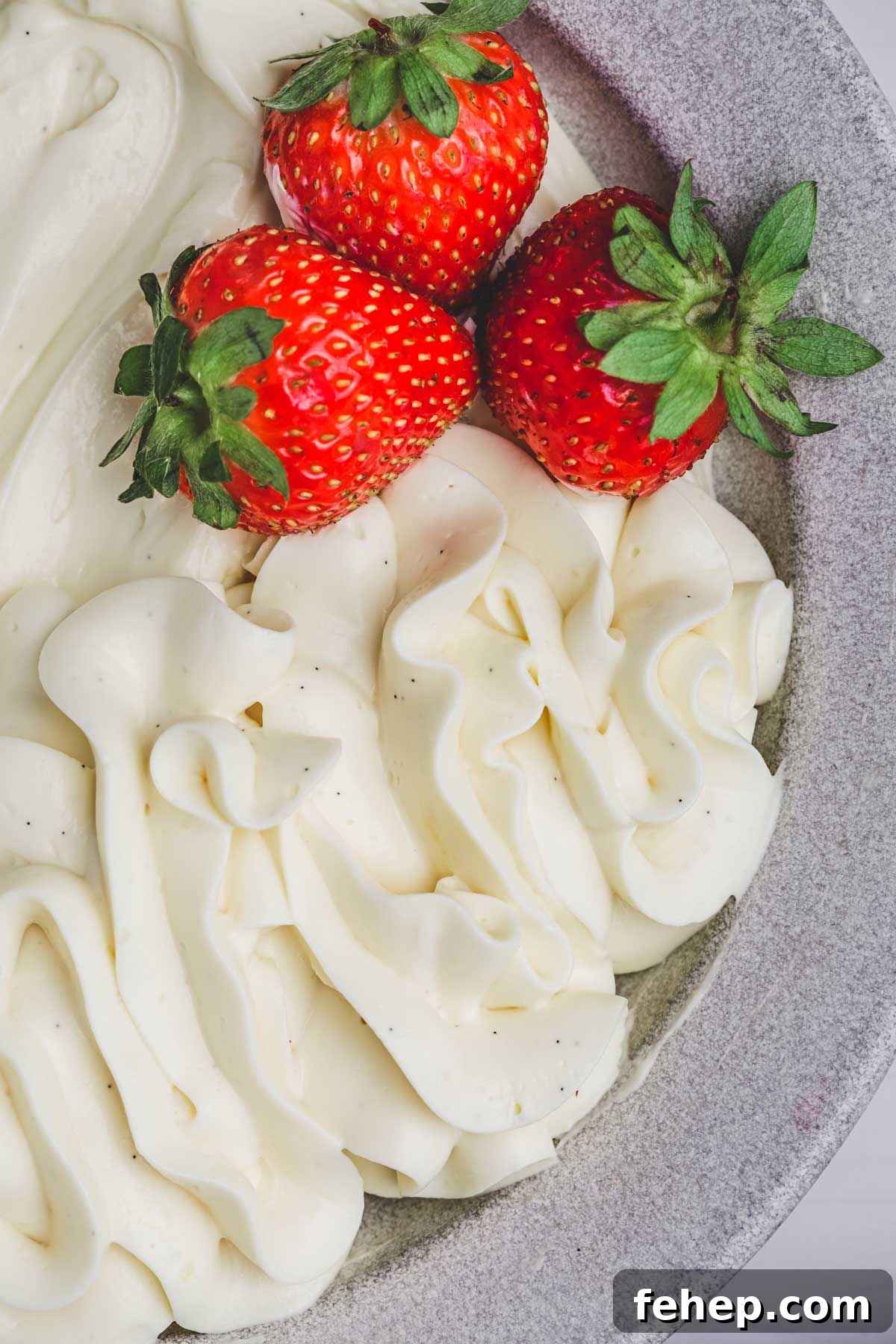 Assiette avec crème diplomate et fraises