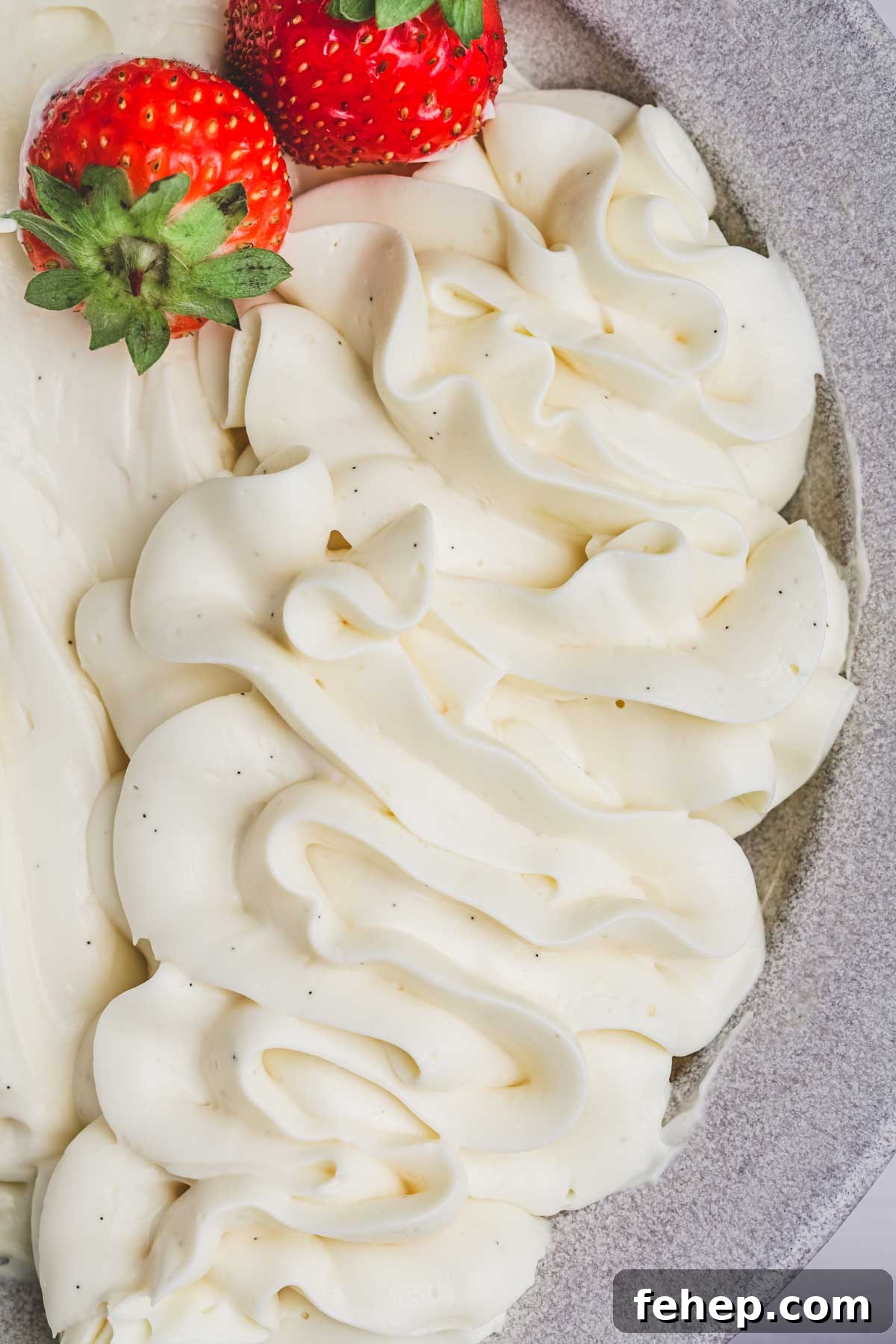 Crème diplomate dans une assiette sur une table