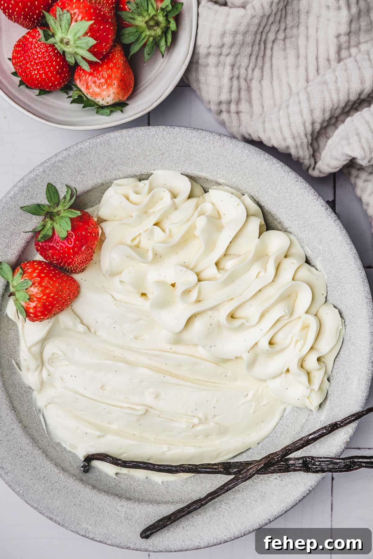 Crème diplomate dans une assiette sur une table