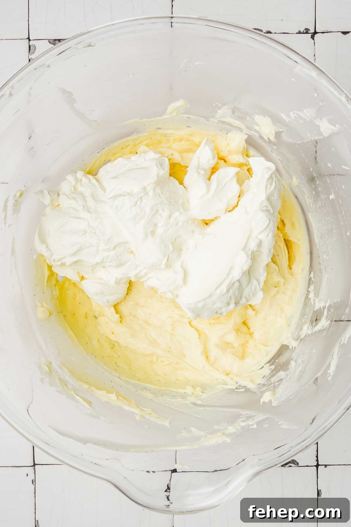 Bol avec crème pâtissière et crème fouettée