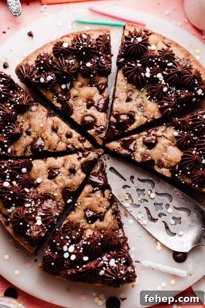 A close-up on the sliced cookie cake, from a bird's eye view.