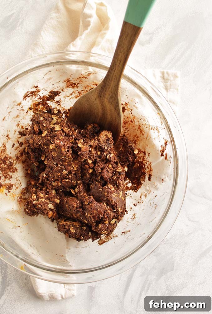 Chocolate Peanut Butter Energy Balls - Packed w/ a balance of nutrient rich ingredients to give you a burst of energy w/ all the chocolate peanut butter goodness. Makes a great pre-workout snack, afternoon snack, or goes great in a packed lunch. They stay fresh in the freezer for up to 6 months! (Gluten Free/Dairy Free) | robustrecipes.com